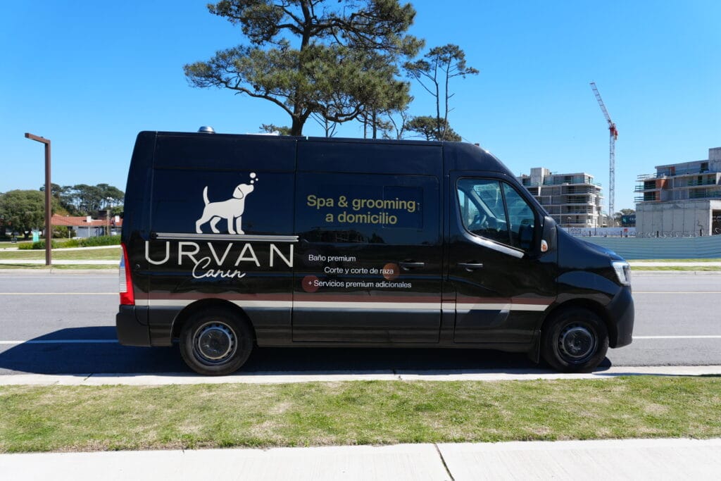 Van de Urvan Canin, equipada para baño y grooming de perros a domicilio